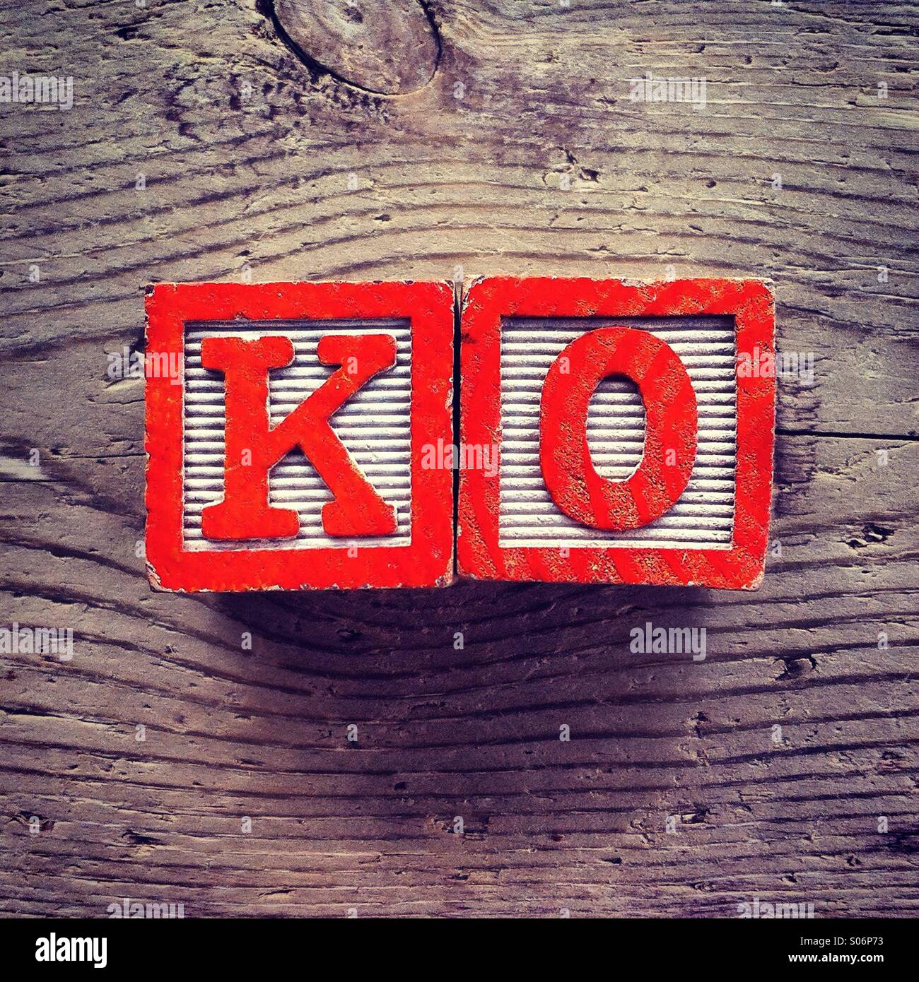 Es ist ein Foto der Holzschnitte Spielzeug wird Alphabet Buchstaben auf ihnen, die kombiniert zusammen, um die Abkürzung KO sind - Smartphone-aufgenommenes Stockfoto