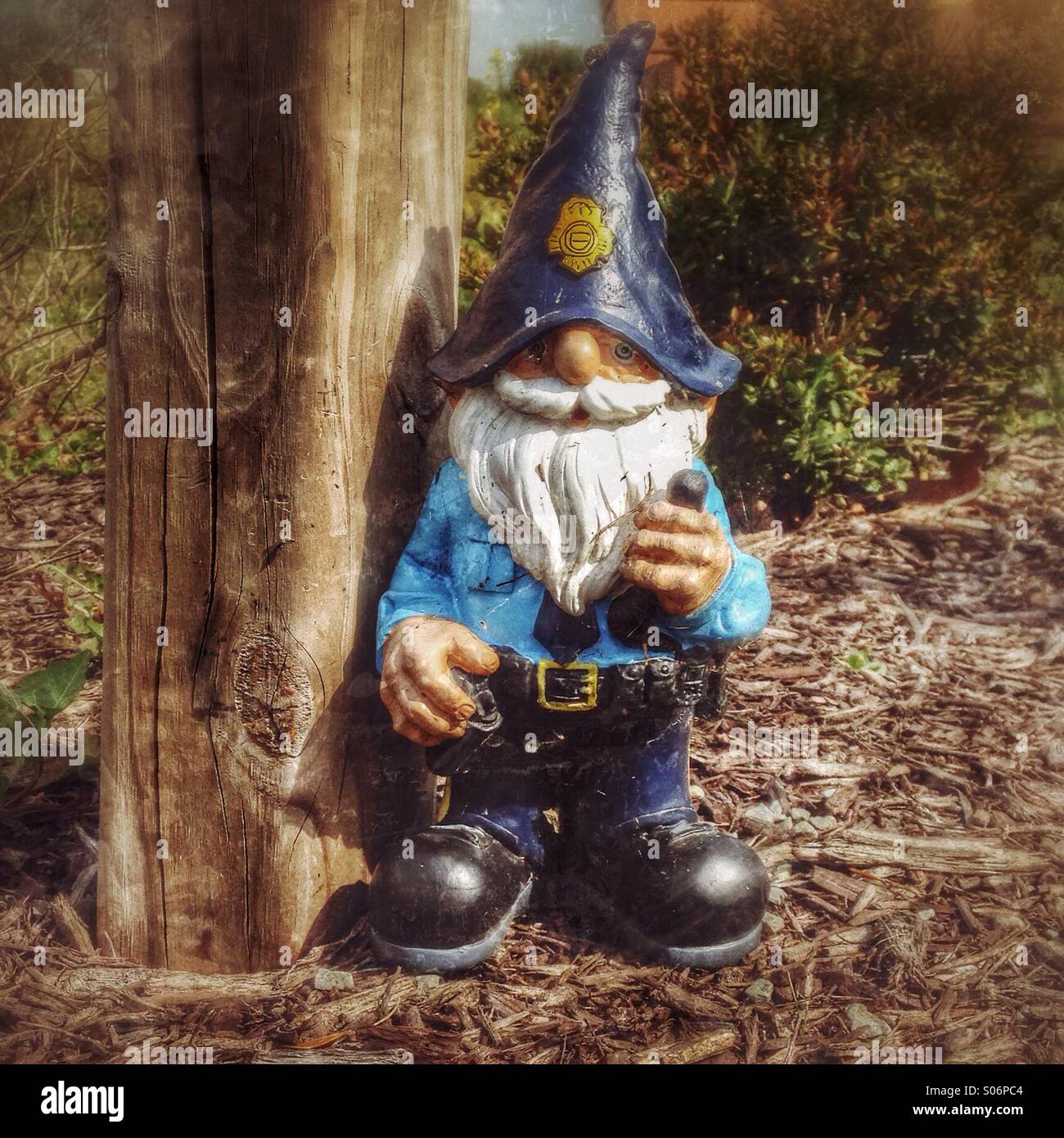 Ein Gnom auf der Hut. - Smartphone-aufgenommenes Stockfoto