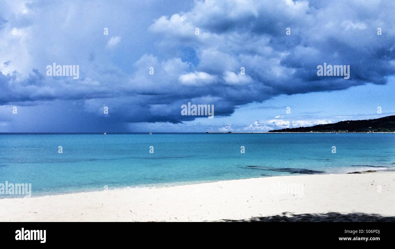 Ein Sturm aus der Insel St. Croix, sammelt zwar VAE Inseln, Westend und zwei kleinen Segelbooten Rennen zum Hafen. Stockfoto