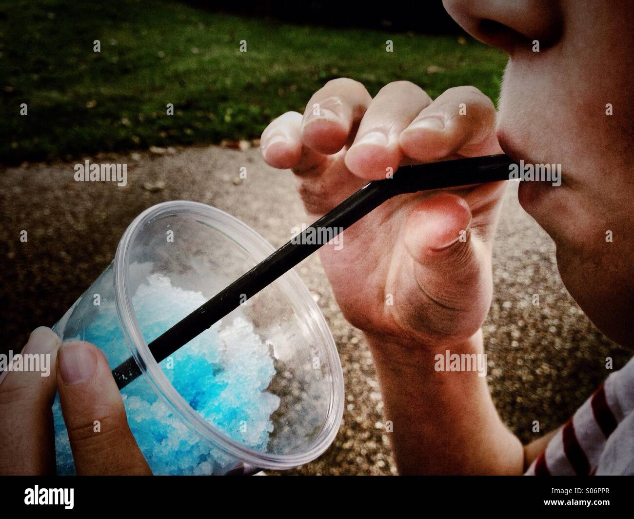 Mädchen trinken blau Matsch Stockfoto