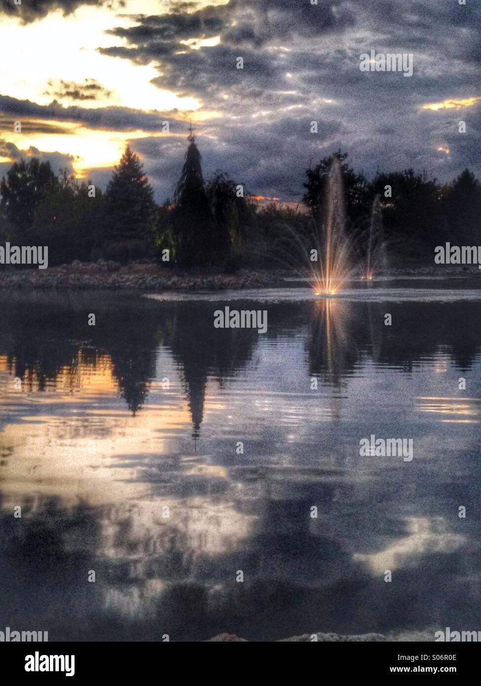 Reflexionen in einem See am Ende des Tages. Stockfoto