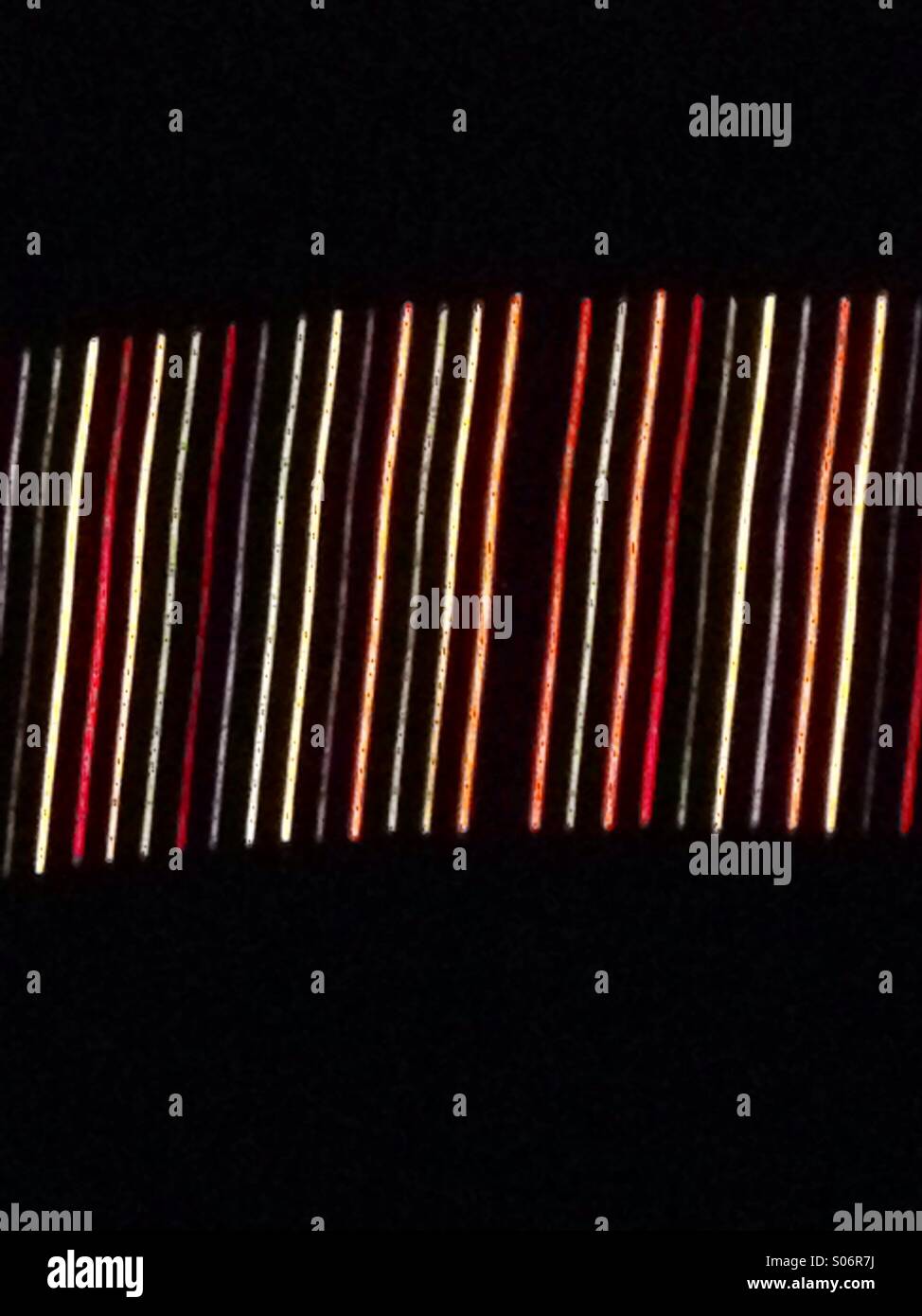Verschwommene stripey Lichter, Linien vor einem dunklen Himmel Stockfoto
