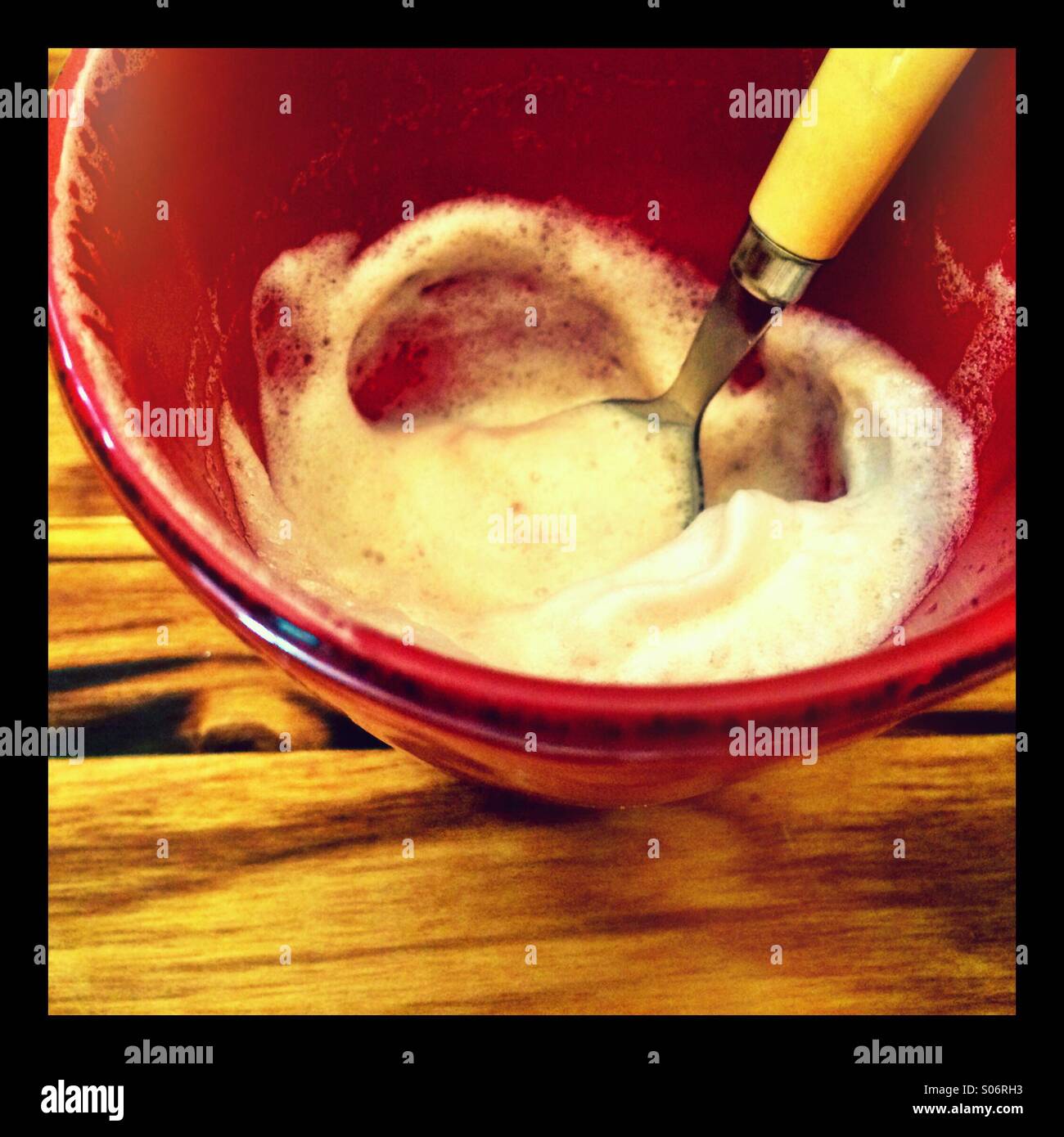 Milchige Schaum in der Unterseite eines Bechers, nachdem die Latte getrunken wurde. Stockfoto