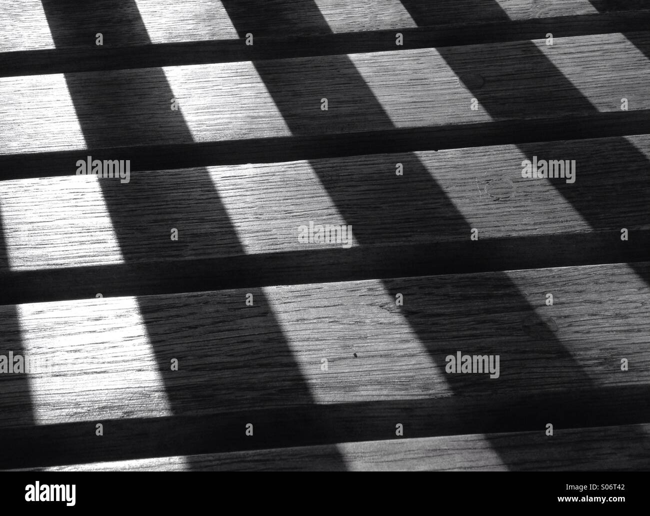 Sun durchnässt Holzbank Stockfoto