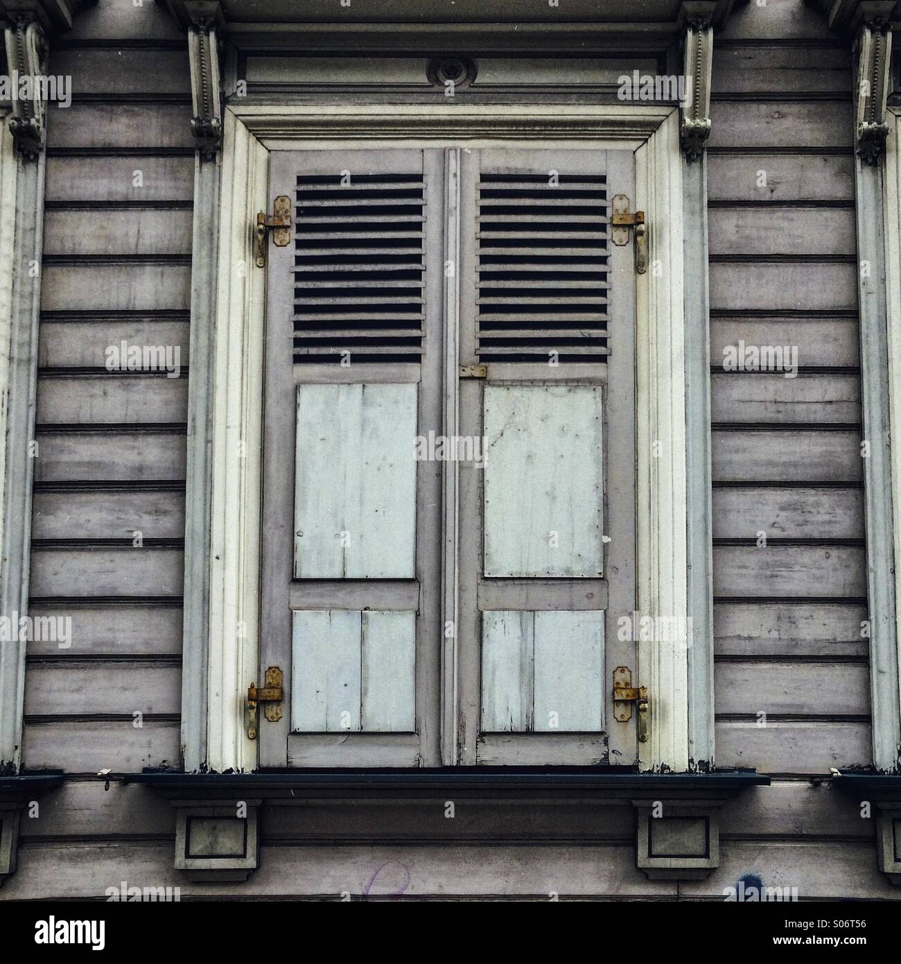 Geschlossenem Verschluss auf alten Holzfenster auf Holzgebäude, Riga, Lettland Stockfoto