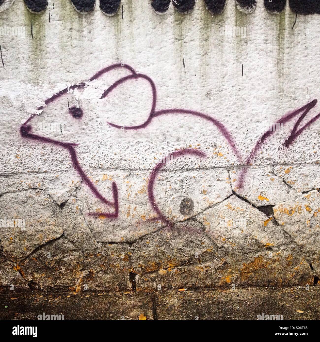 Die Silhouette einer Maus ist lackiert in einer Wand in Colonia Roma, Mexiko-Stadt, Mexiko Stockfoto Die Silhouette einer Maus ist lackiert in einer Wand in Colonia Roma, Mexiko-Stadt, Mexiko Stockfoto