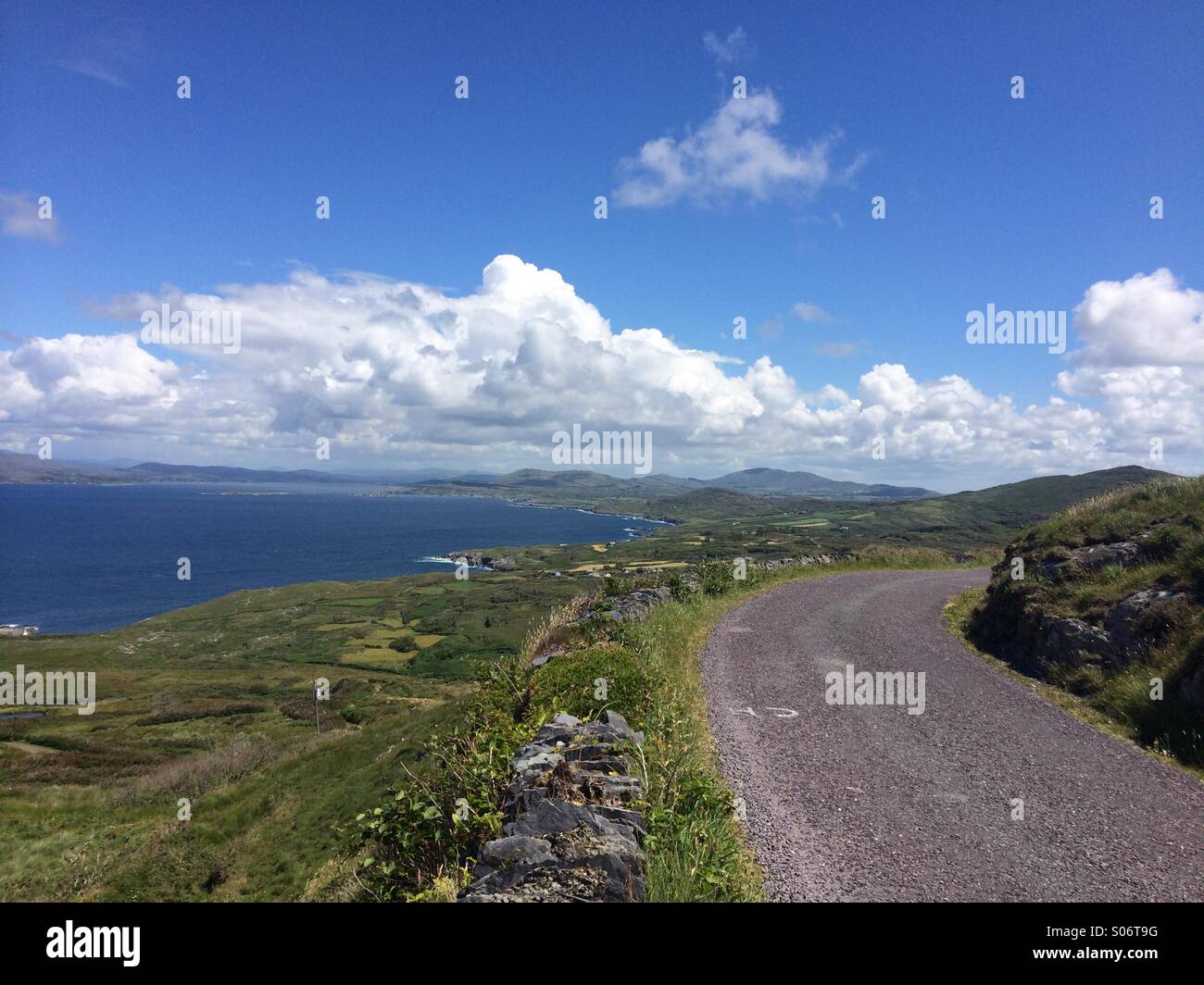 Schöne Küstenstraße im ländlichen West Cork Irland auf dem Wilden Atlantik Weg. Stockfoto