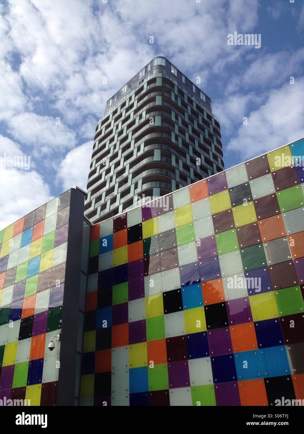 Blick auf ein neues Glass Mill Leisure Centre und einen Hochhausturm in Lewisham, London Stockfoto