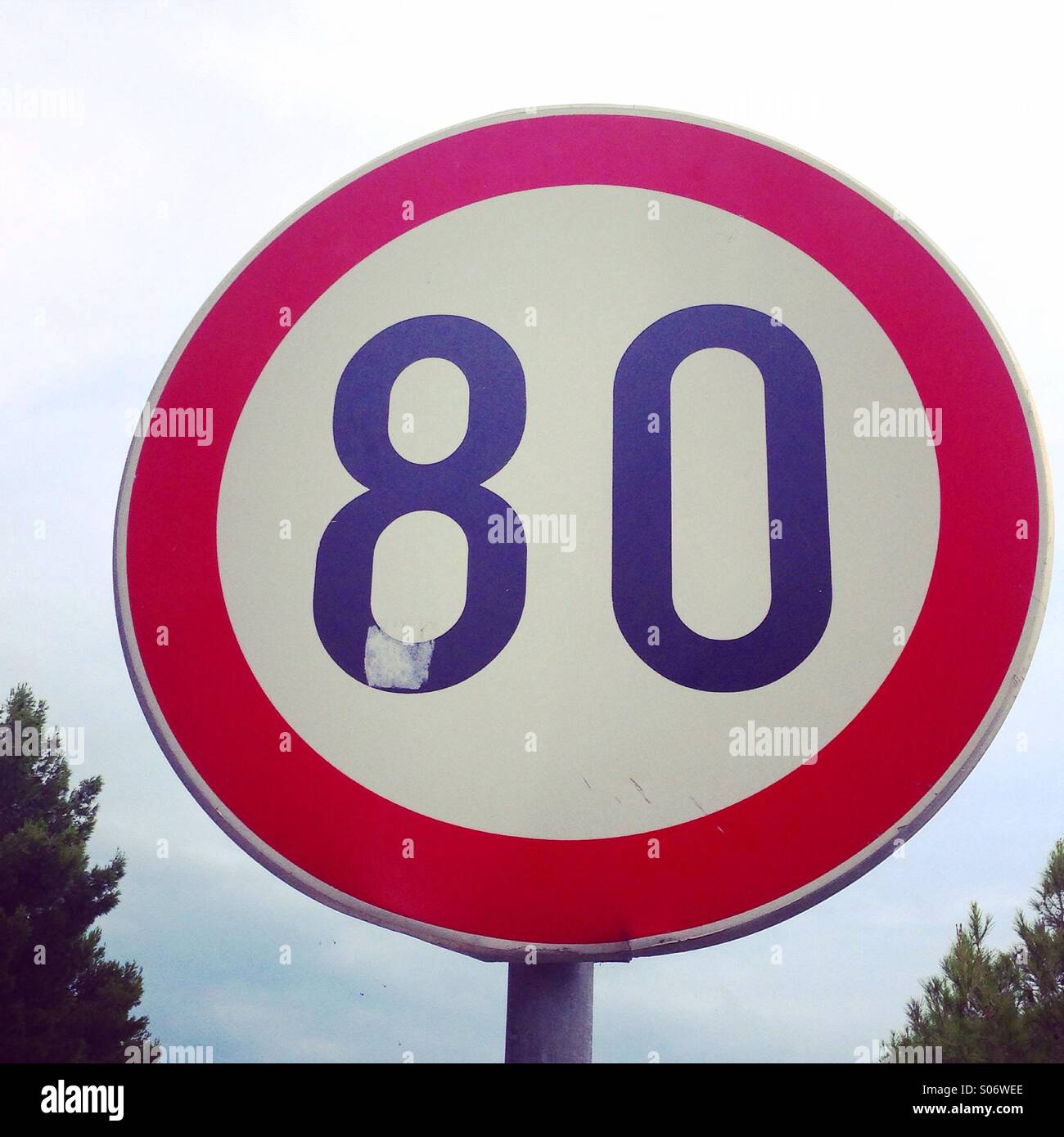 Verkehrs Schild Geschwindigkeitsbegrenzung Hintergrund Stockfoto