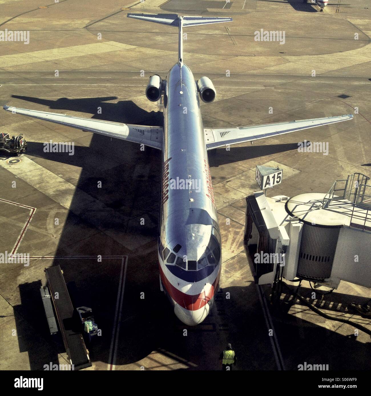 Eine American Airlines MD-80 sitzen an einem Gate im Flughafen Dallas-Fort Worth. Stockfoto