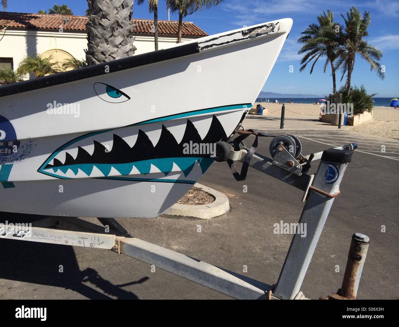 Boot gemalt wie ein Hai in Santa Barbara, Cailifornia - Smartphone-aufgenommenes Stockfoto