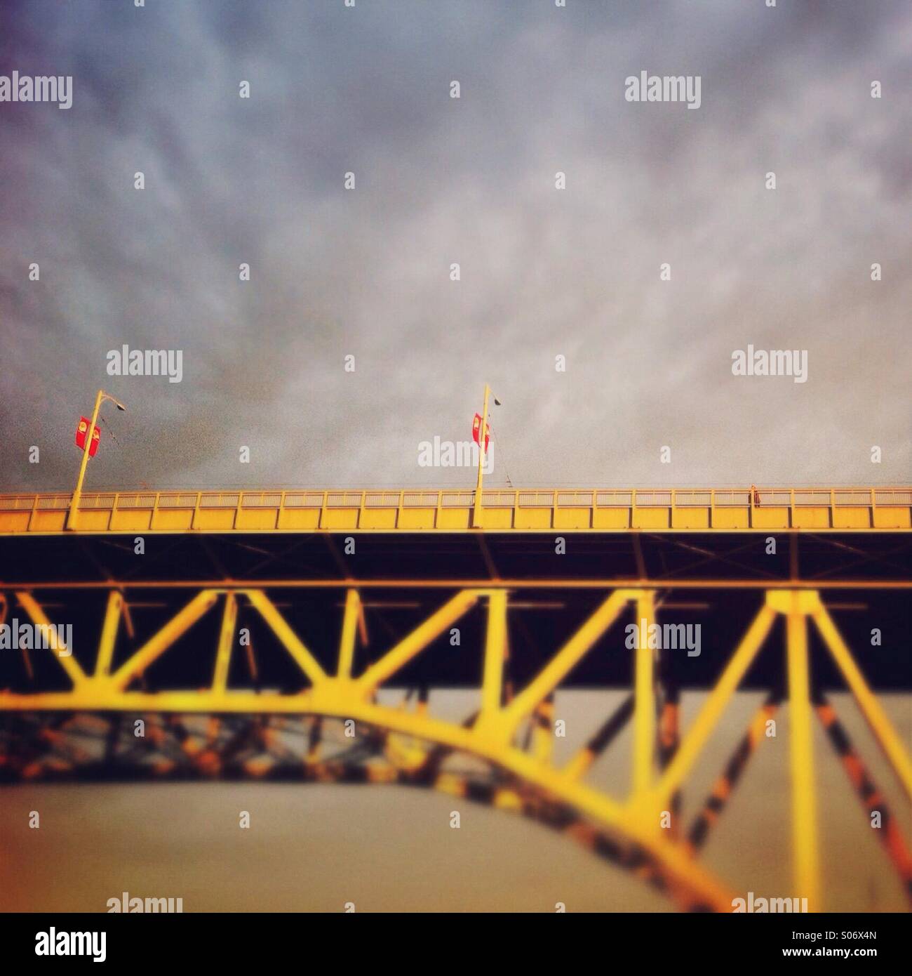 Ein seitlicher Blick auf Vancouver, BC normalerweise grau Granville Street Bridge in späten Nachmittag goldenes Licht getaucht. - Smartphone-aufgenommenes Stockfoto