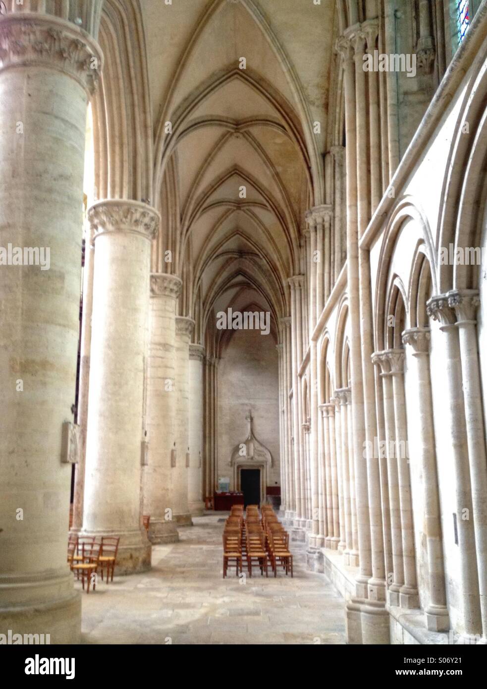 Innenraum mit Stühlen und Spalten. Sieht Kathedrale, Orne, Normandie, Frankreich Stockfoto