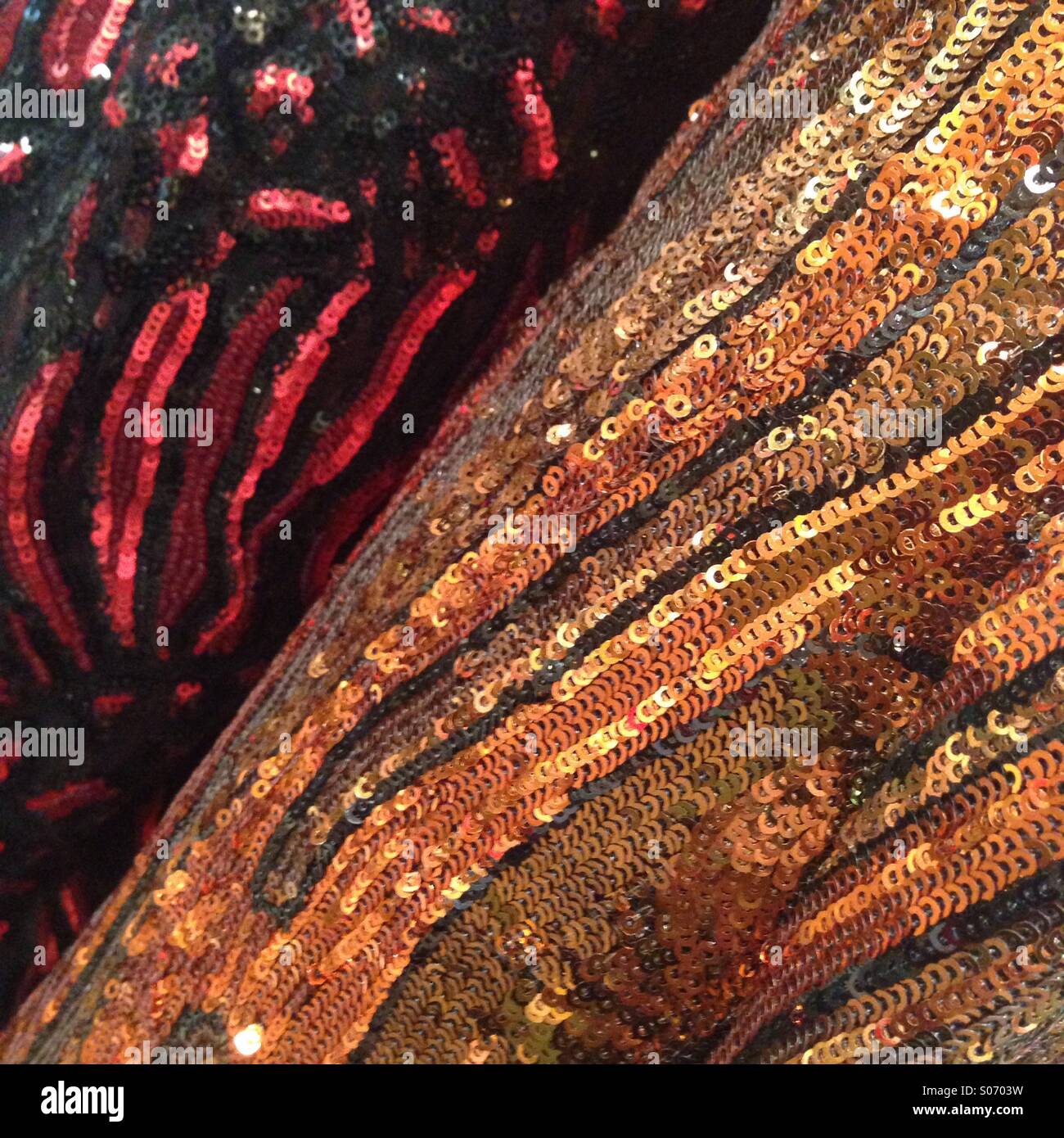 Rot und orange Pailletten-Stoffe - Smartphone-aufgenommenes Stockfoto