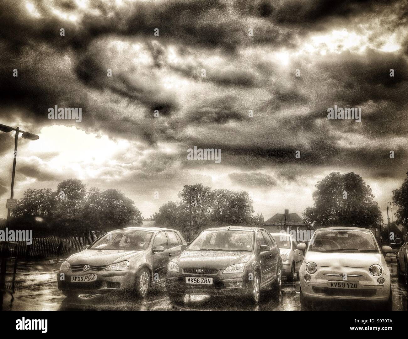 Ein regnerischer Parkplatz - Smartphone-aufgenommenes Stockfoto