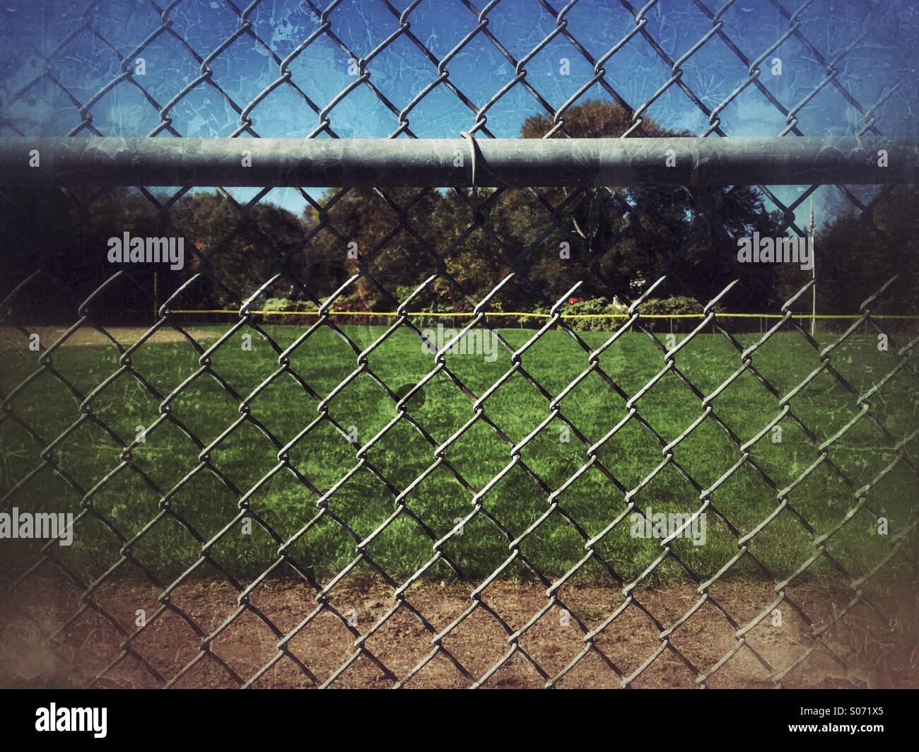 Baseball-Feld durch Maschendrahtzaun Stockfoto