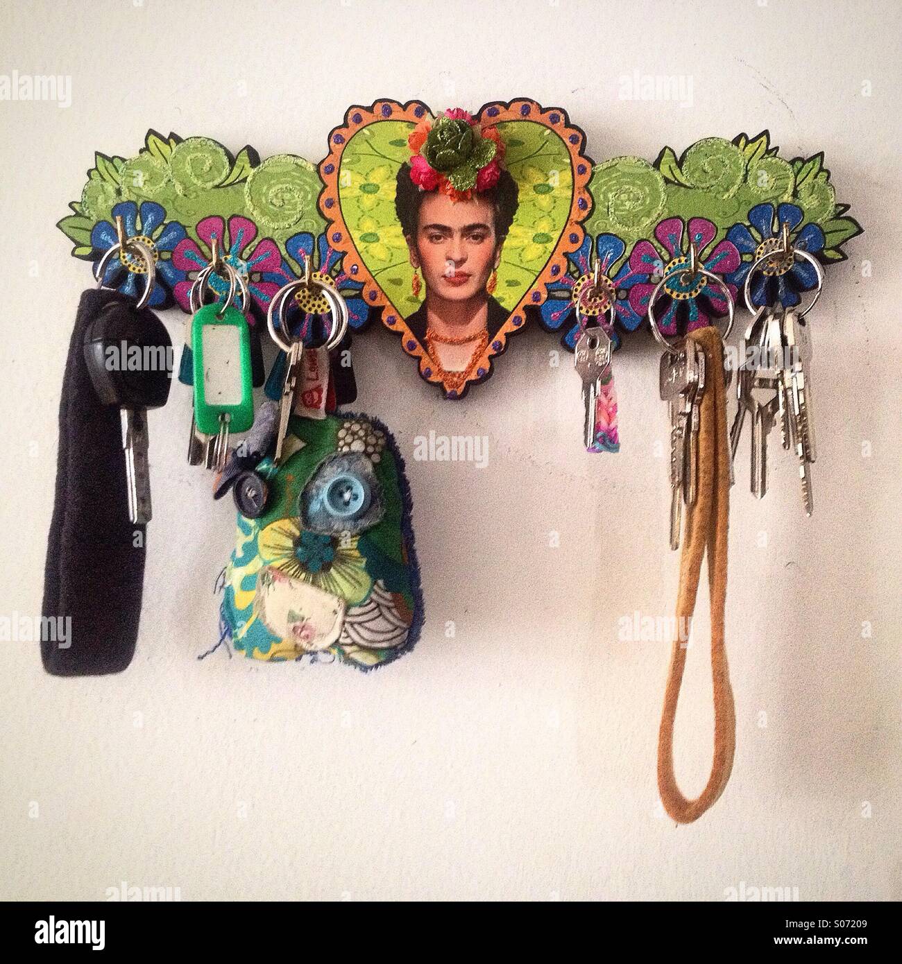 Ein Porträt der mexikanischen Malerin Frida Kalho innen ein Herz schmückt ein Schlüsselhalter im "La Luna de Romelia" Volkskunst-Studio in Mexico City, Mexiko - Smartphone-aufgenommenes Stockfoto