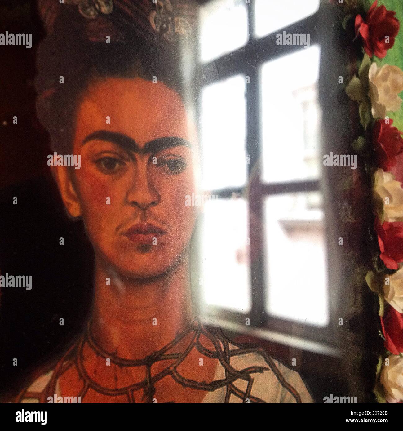 Reflexion eines Fensters in ein Porträt von Frida Kalho im "La Luna de Romelia" Volkskunst-Studio in Mexico City, Mexiko - Smartphone-aufgenommenes Stockfoto