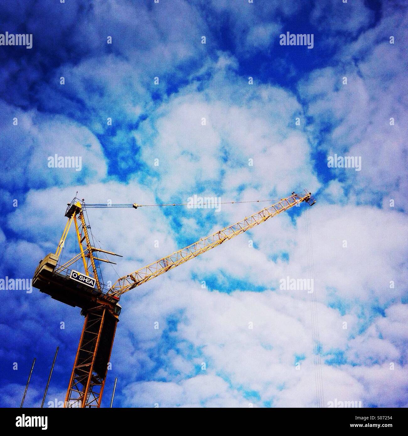 Ein Baukran und Wolken. London, UK. Stockfoto