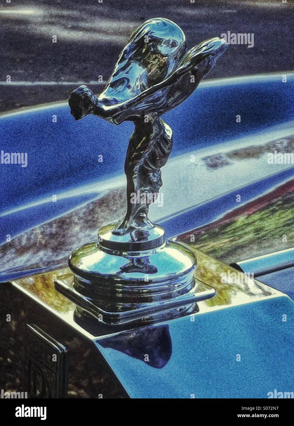 Spirit of Ecstasy fliegende Dame Maskottchen auf einem Rolls-Royce-Auto - Smartphone-aufgenommenes Stockfoto