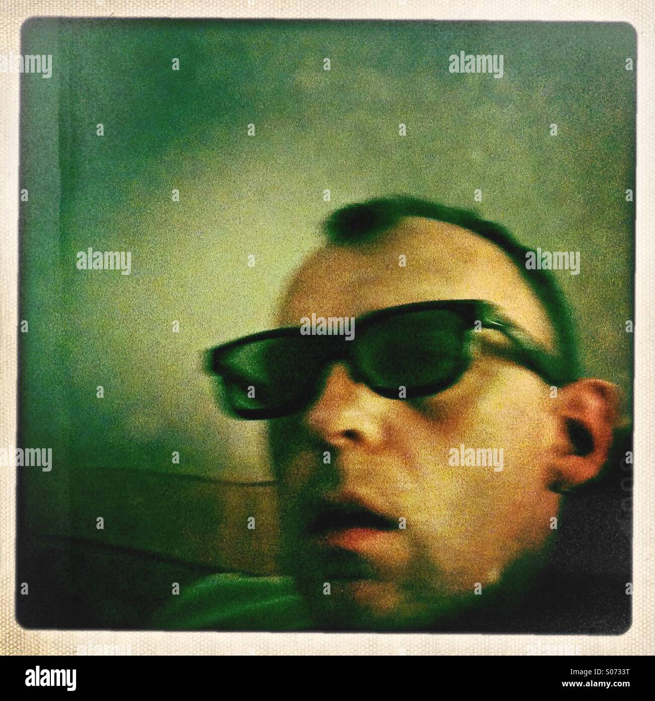 Ein Mann mit Sonnenbrille - Smartphone-aufgenommenes Stockfoto