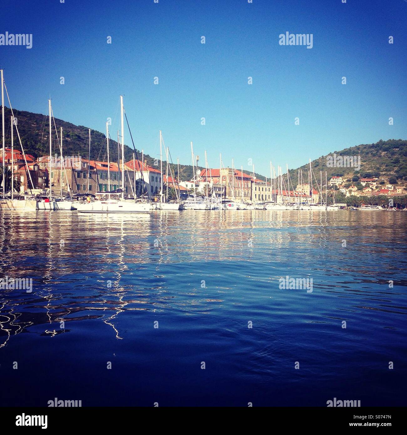 Viele Segelboote vor Anker im Hafen Stockfoto