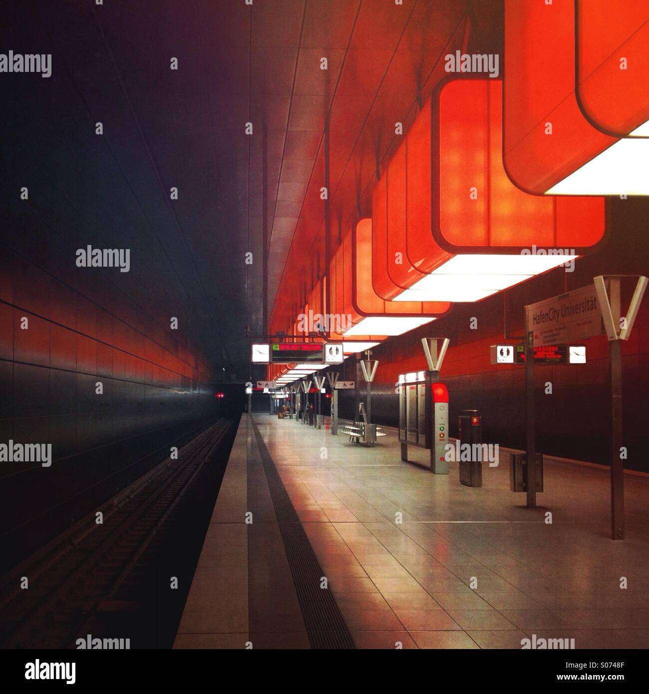 Lichtinstallation an leeren HafenCity-Universität-U-Bahnstation, HafenCity, Hamburg, Deutschland Stockfoto