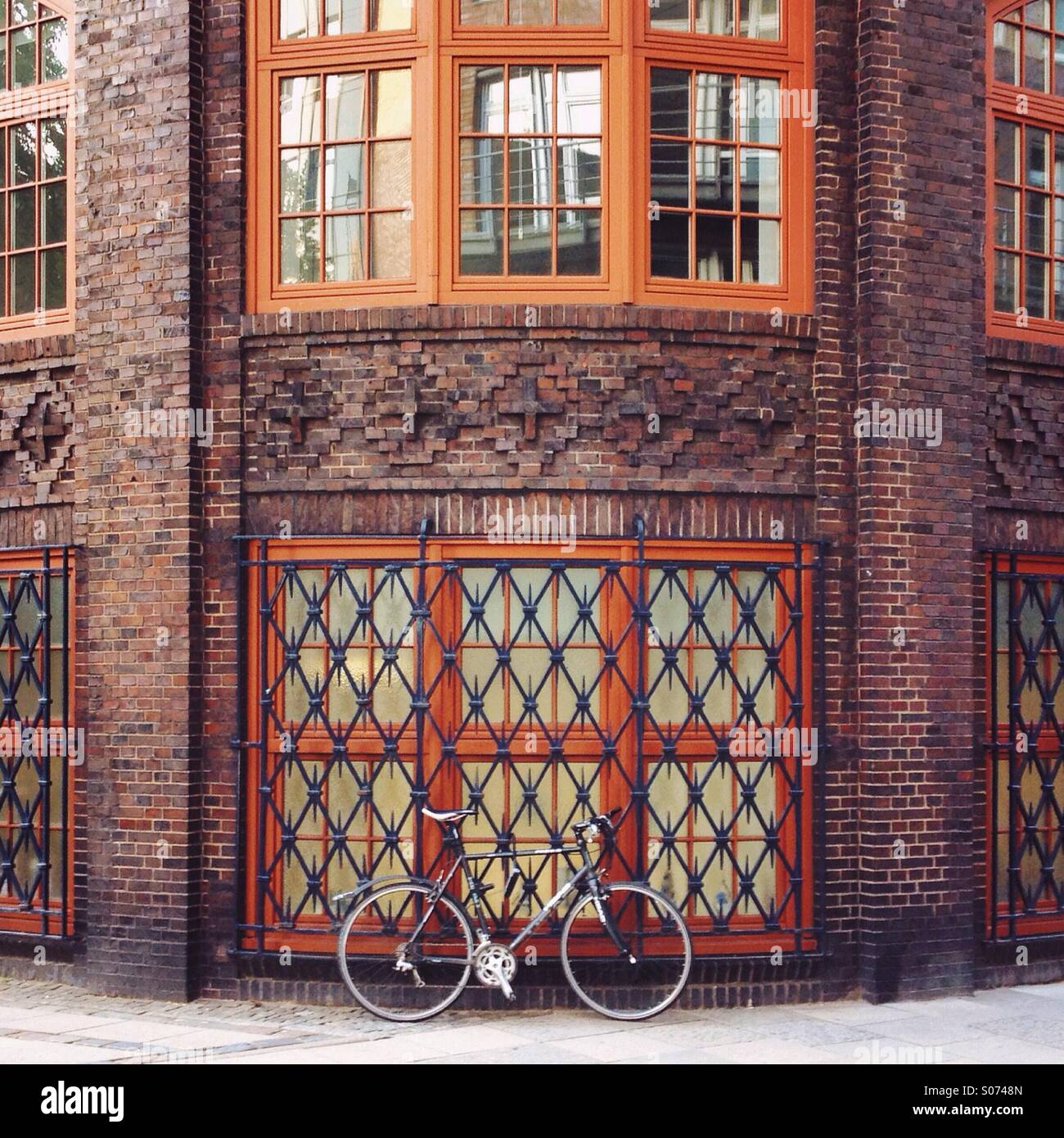 Fahrrad vor einem alten Backsteinfassade im historischen Zentrum der Altstadt, Hamburg, Deutschland Stockfoto