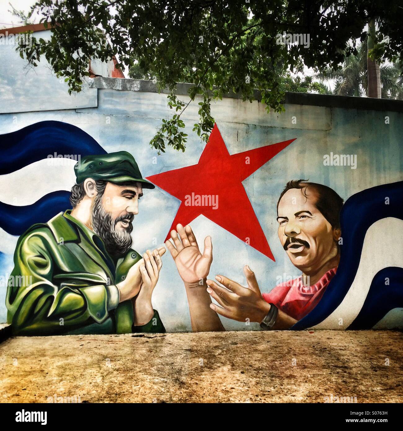 Wandbild in Managua, Nicaragua von Fidel Castro und Daniel Ortega - Smartphone-aufgenommenes Stockfoto