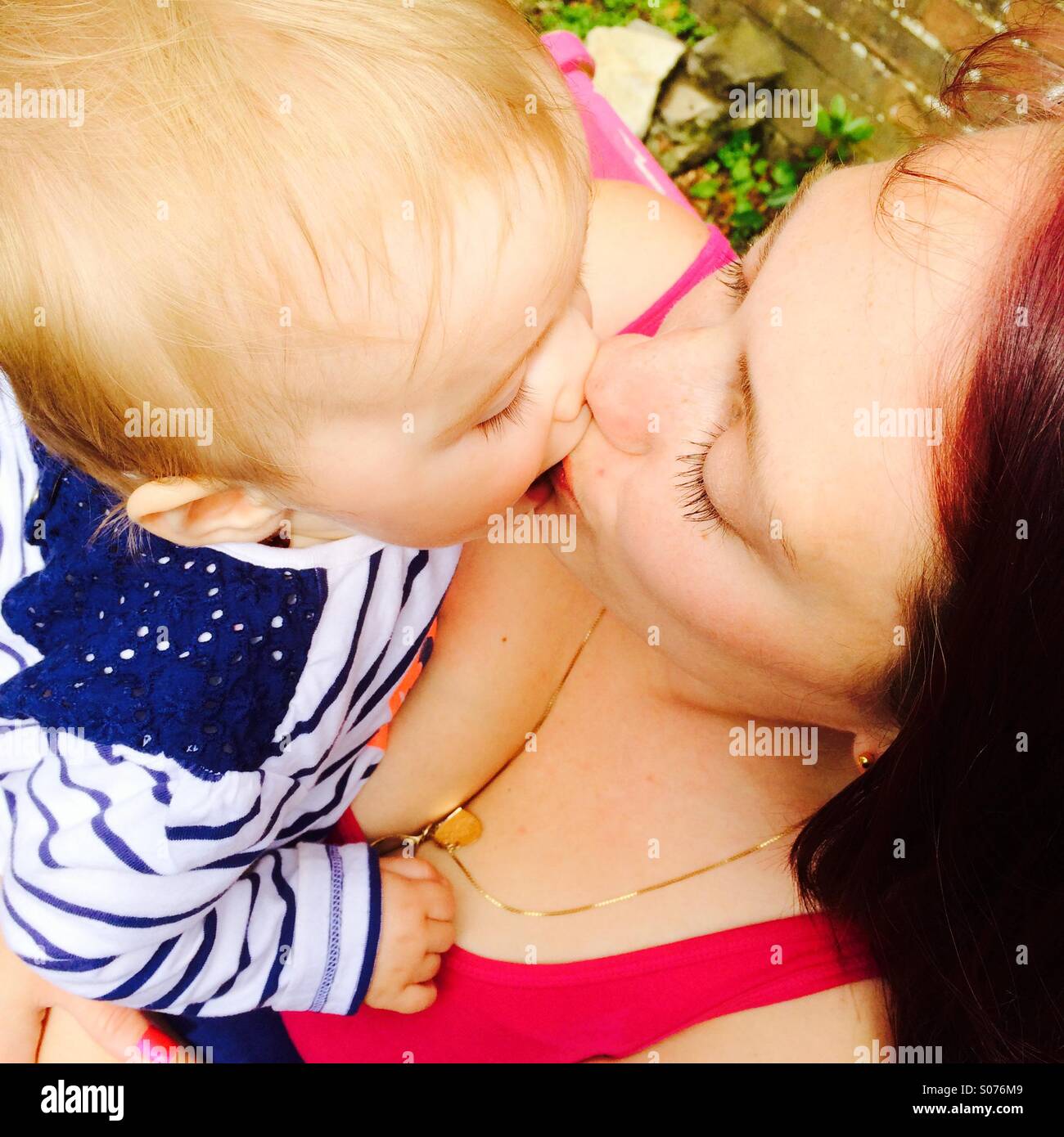 Mutter und Baby küssen Stockfoto