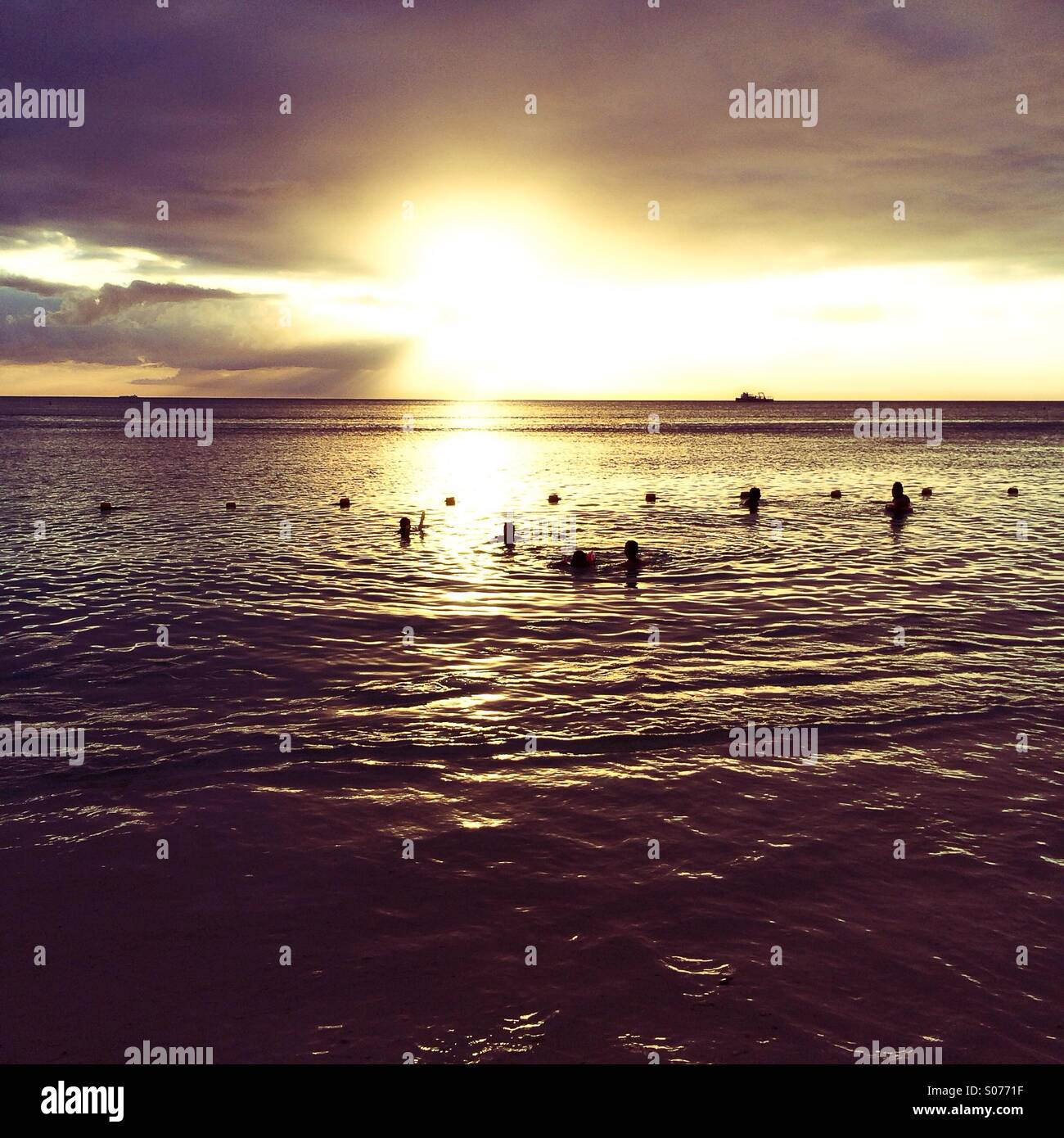 Menschen am Indischen Ozean schwimmen, bei Sonnenuntergang, Mauritius Stockfoto