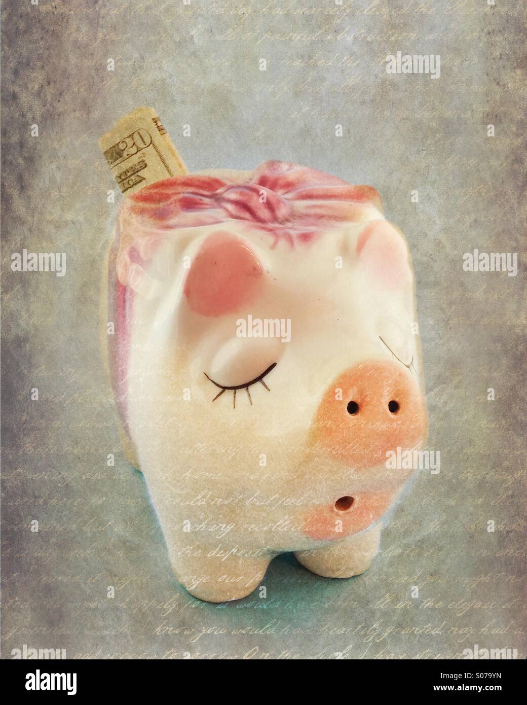 Ein Vintage-Sparschwein mit U.S.currency gefaltet in den Steckplatz. - Smartphone-aufgenommenes Stockfoto