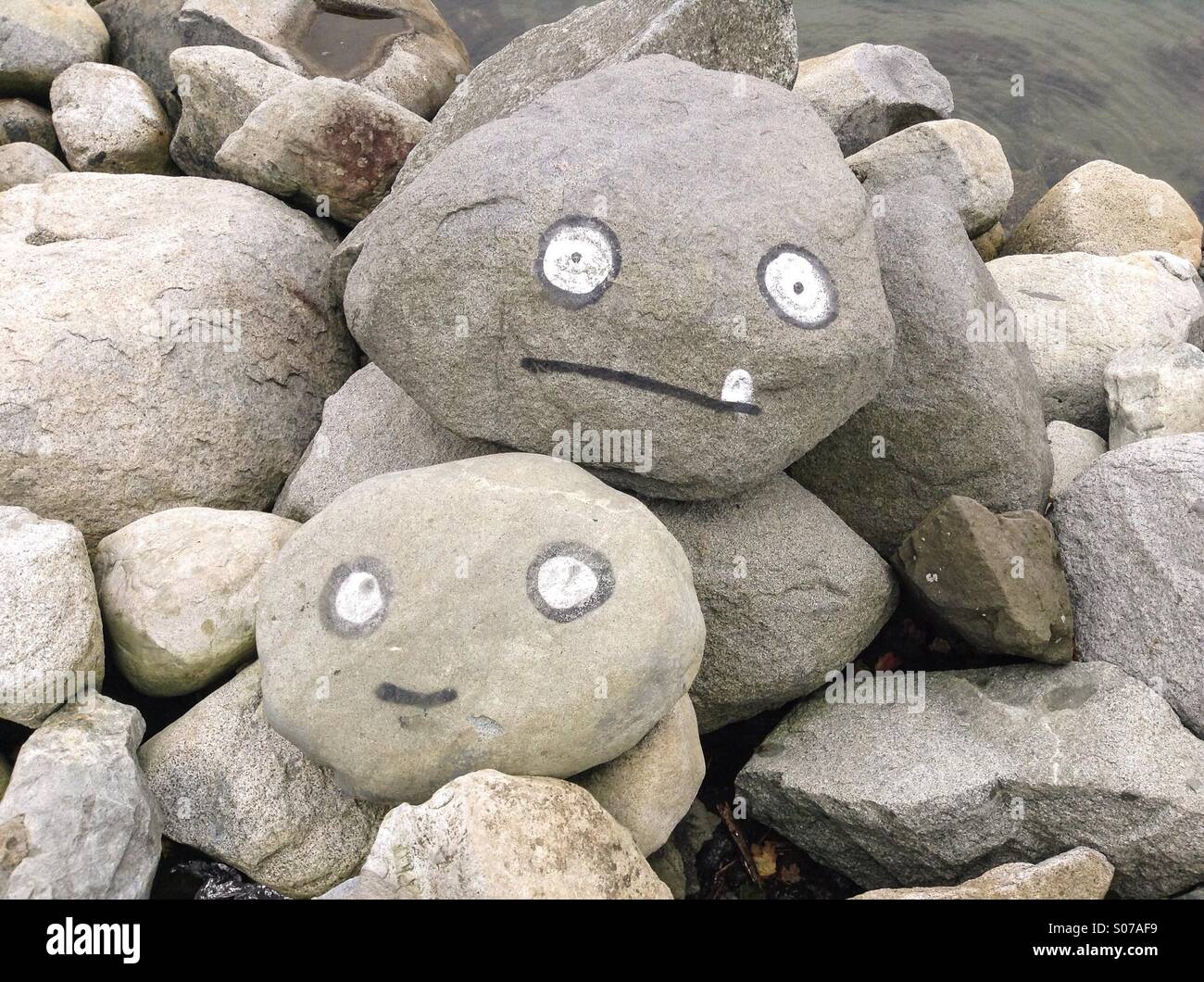 Flächen, Felsen mit aufgemalten Gesichtern gesteinigt Stockfoto