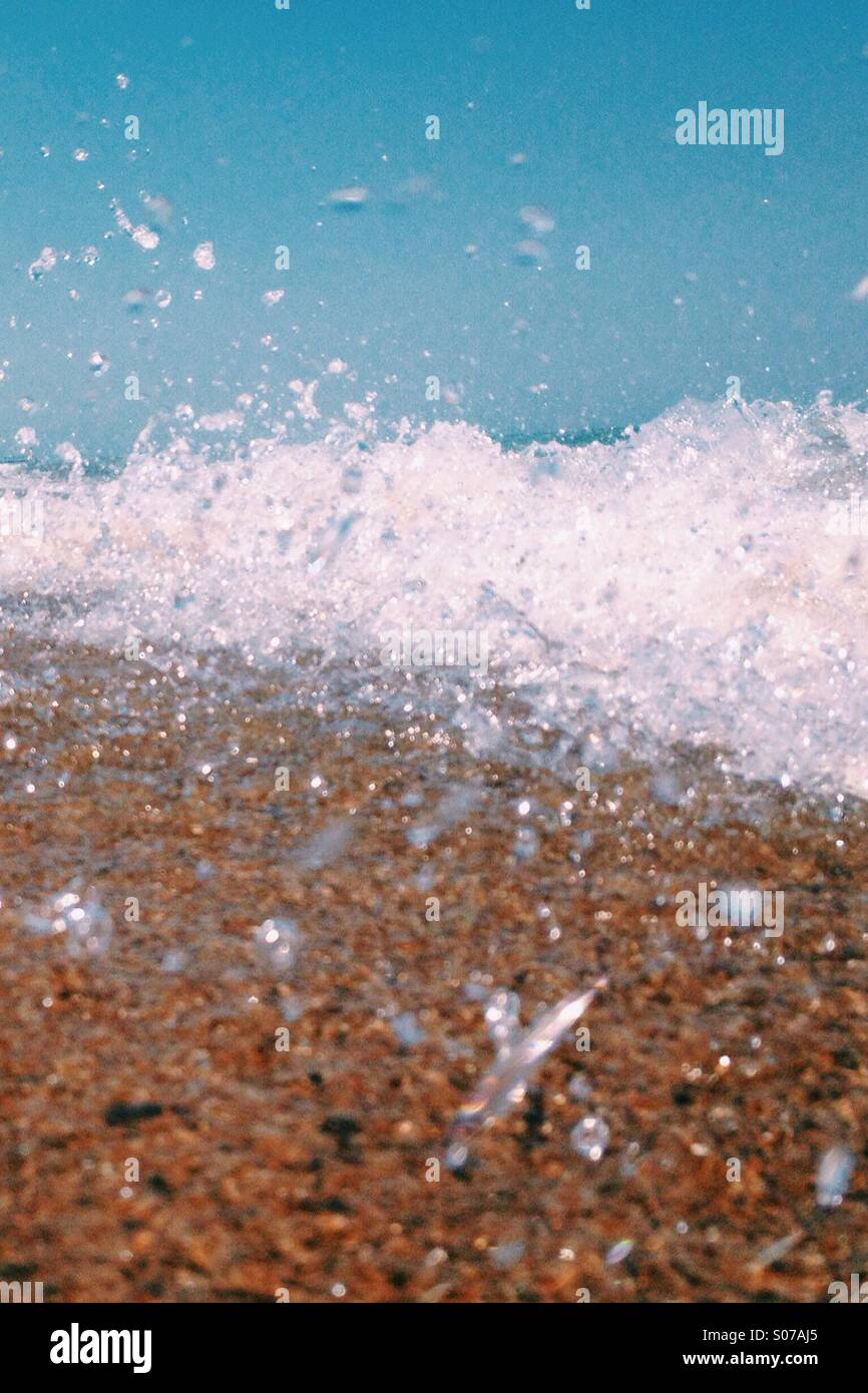Wellen schlagen am Ufer Stockfoto