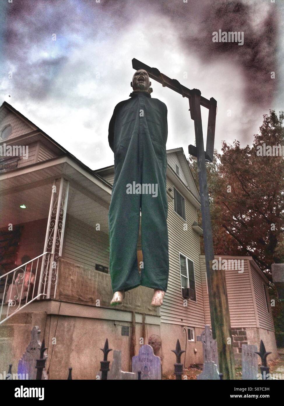 Mann in Friedhof - Halloweendekoration hängen Stockfoto