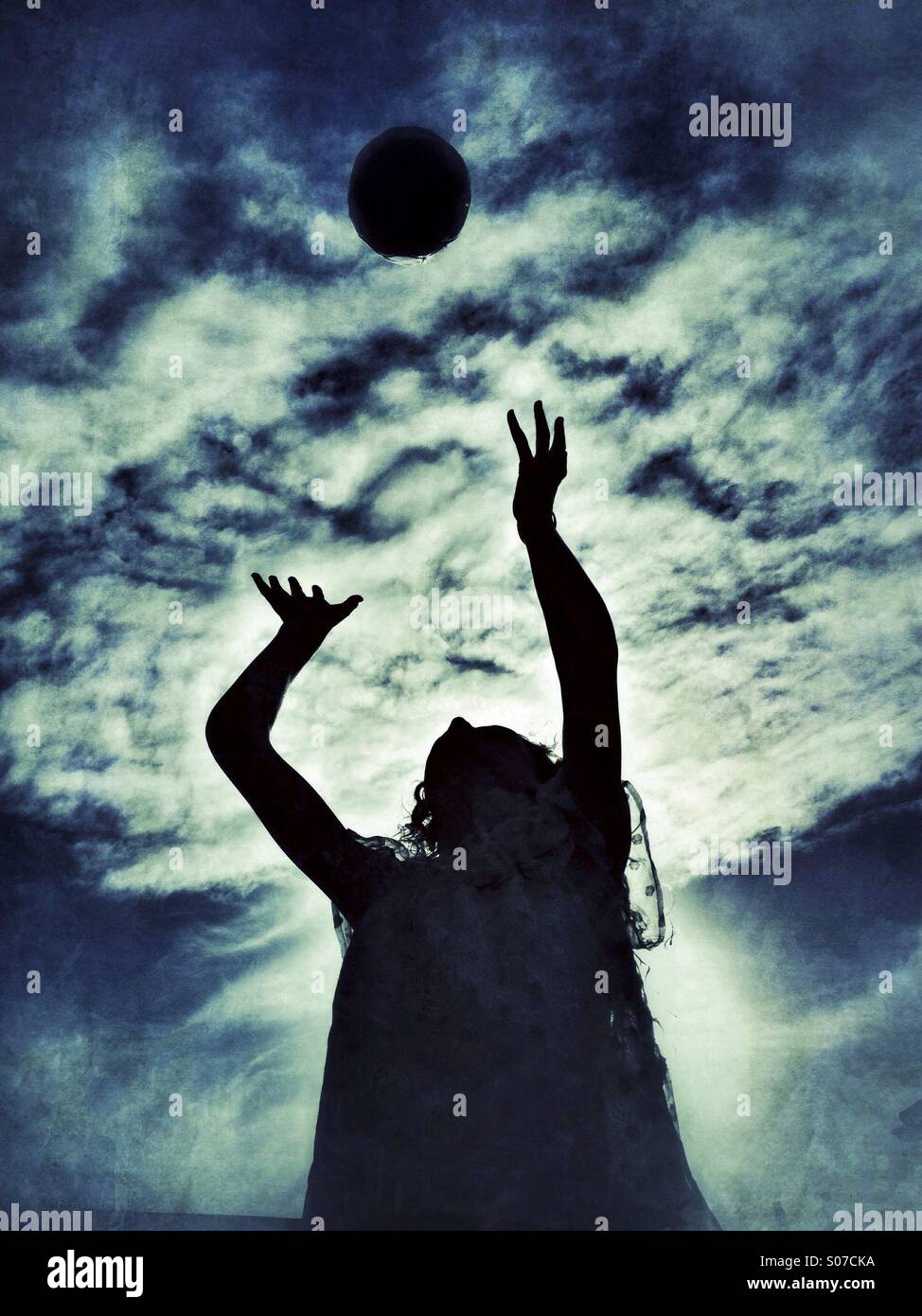 Junges Mädchen Fußball fangen Stockfoto