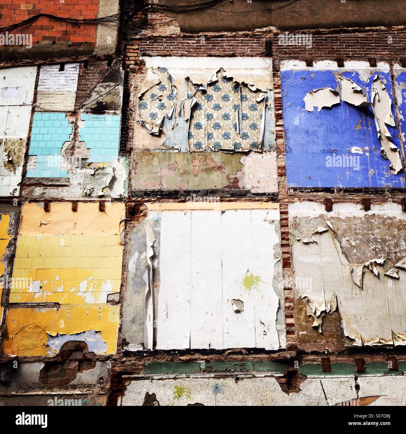 Die Erinnerungen einer jahrzehntelangen Stil Wohnung Wände wie ein Hochhaus wird abgerissen, im Zentrum von Barcelona Stockfoto