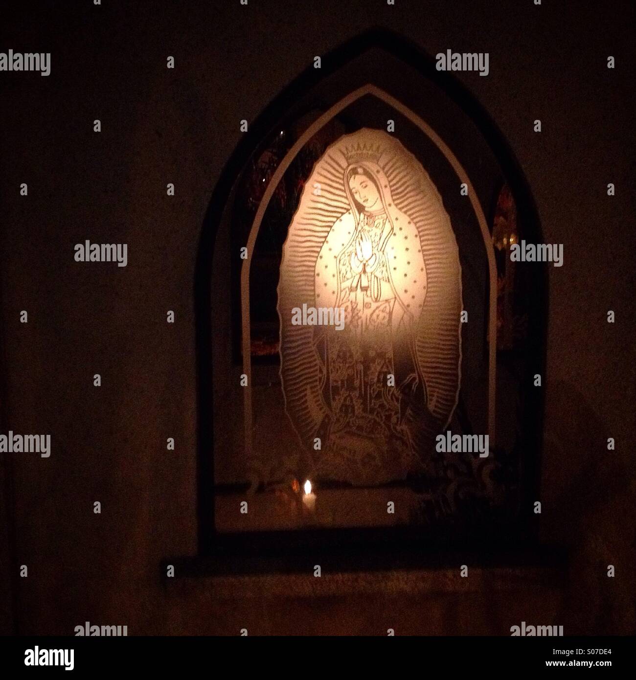 Ein Bild der Muttergottes von Guadalupe wird durch Kerzen beleuchtet, während der Tag der Toten in Xochimilco, Mexiko City, Mexiko Stockfoto