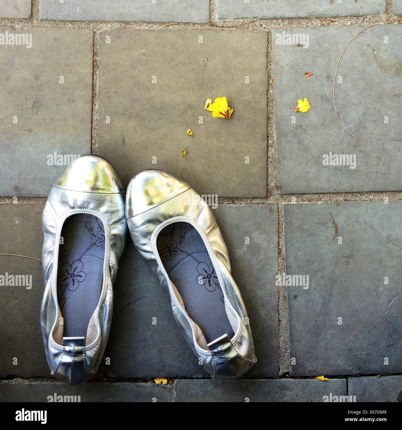 Silber Schuhe auf konkrete Hintergrund Stockfoto