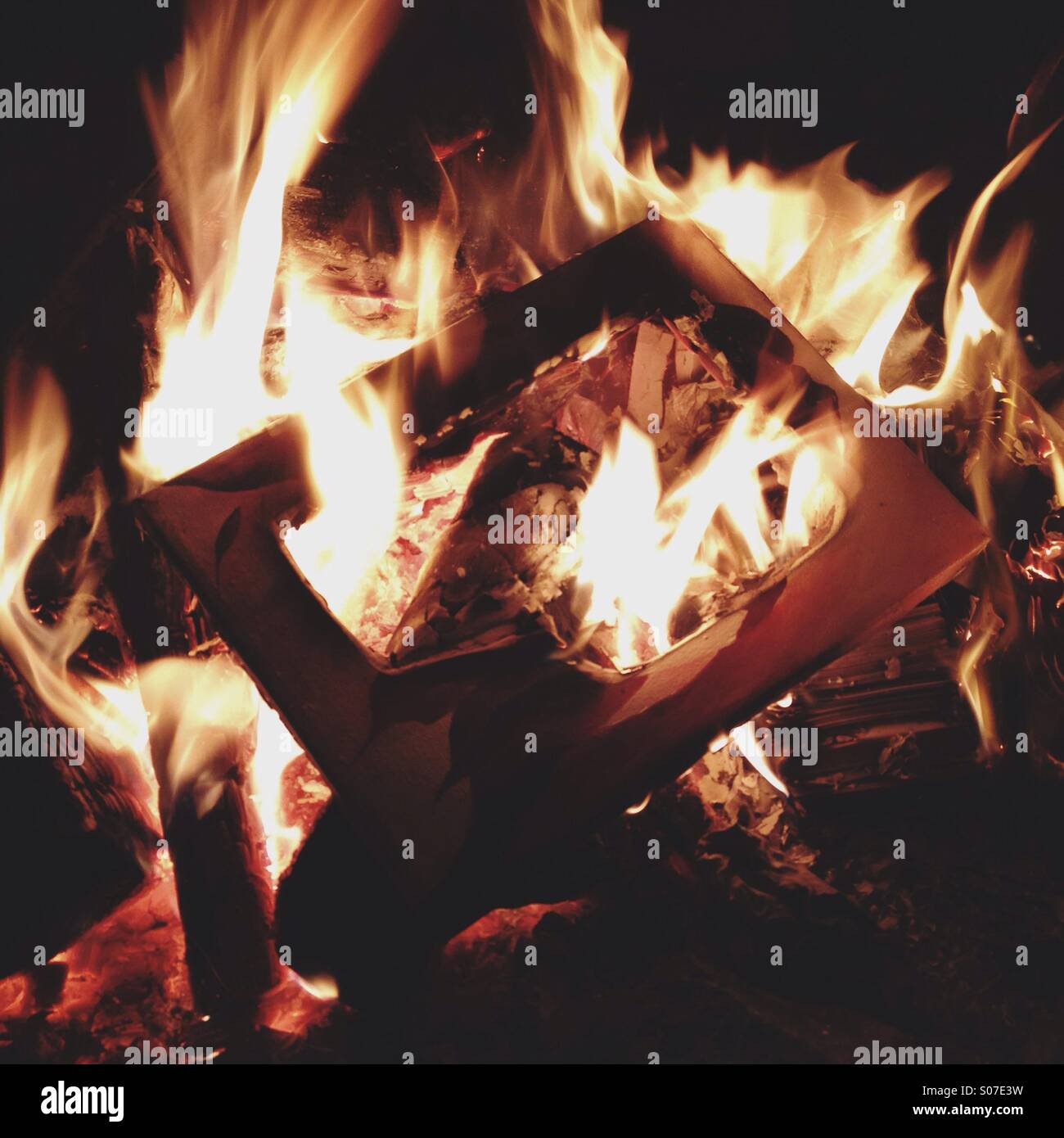 Porträtmalerei von Frau das Gesicht auf einem Lagerfeuer brennen. Stockfoto
