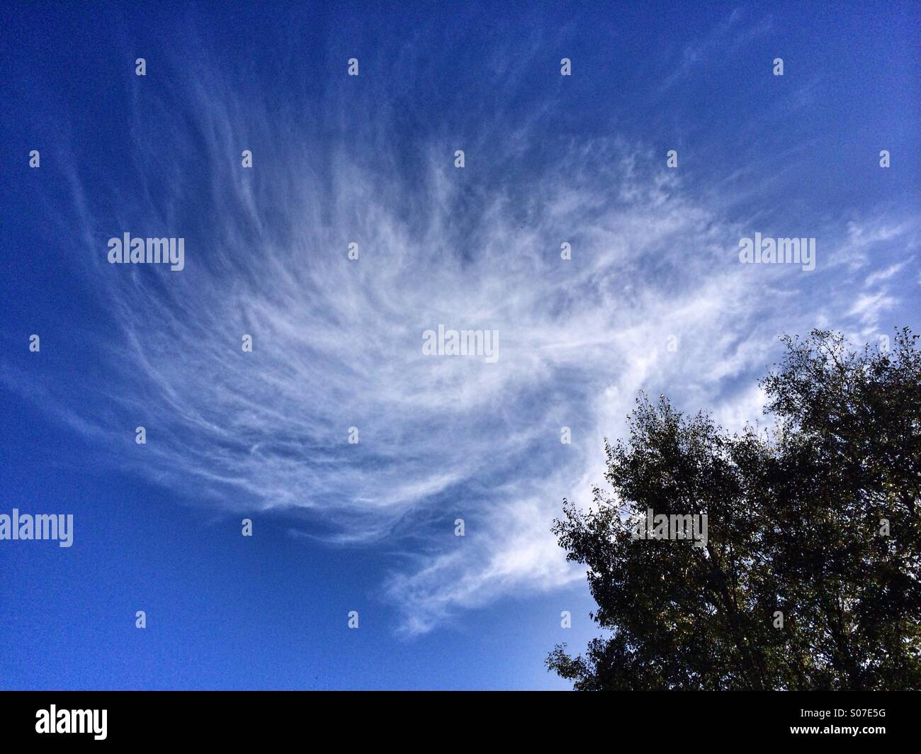 Spirale Wolkenbildung und blauer Himmel Stockfoto