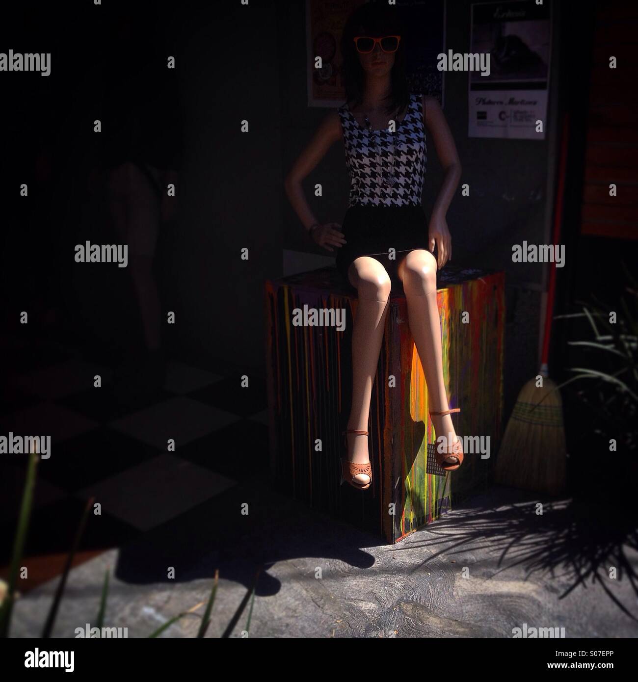 Die Beine von einem Mannequin beleuchtet von der Sonne in einem Modegeschäft in Colonia Roma, Mexiko-Stadt, Mexiko Stockfoto