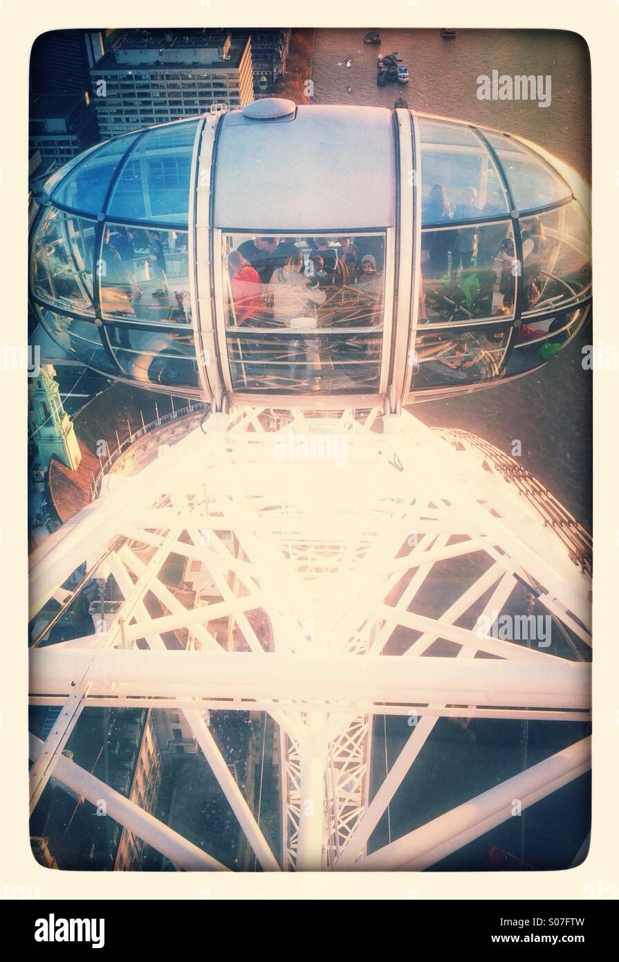 Das London Eye oder das Millennium Wheel am Südufer der Themse London, Großbritannien: Phillip Roberts - Smartphone-aufgenommenes Stockfoto