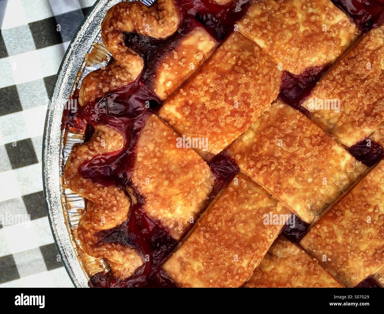 Himbeer-Rhabarber-Kuchen - Smartphone-aufgenommenes Stockfoto