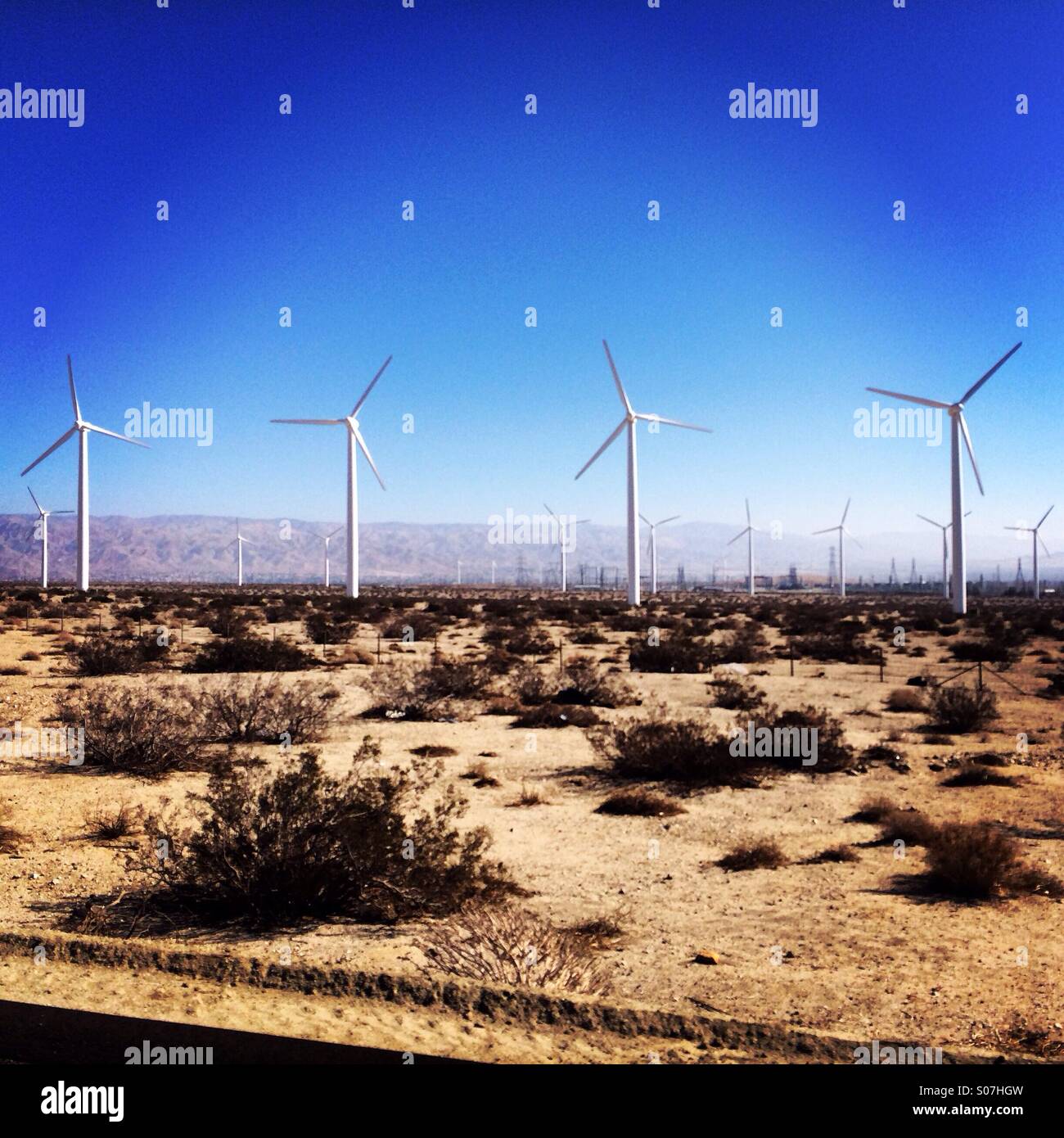 Windpark in der Wüste - Smartphone-aufgenommenes Stockfoto