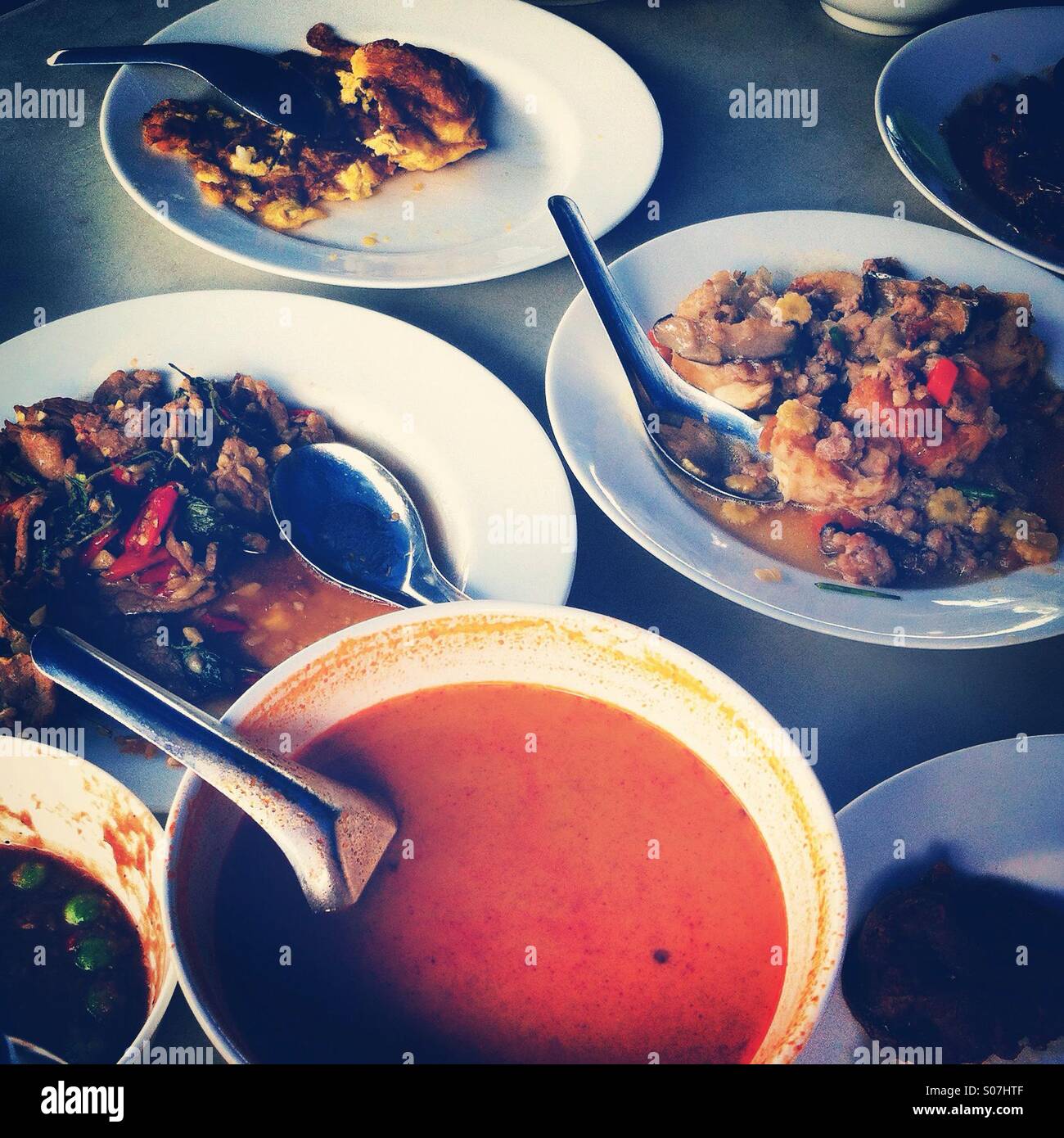 Thai-Food-Gerichte auf den Tisch - Smartphone-aufgenommenes Stockfoto