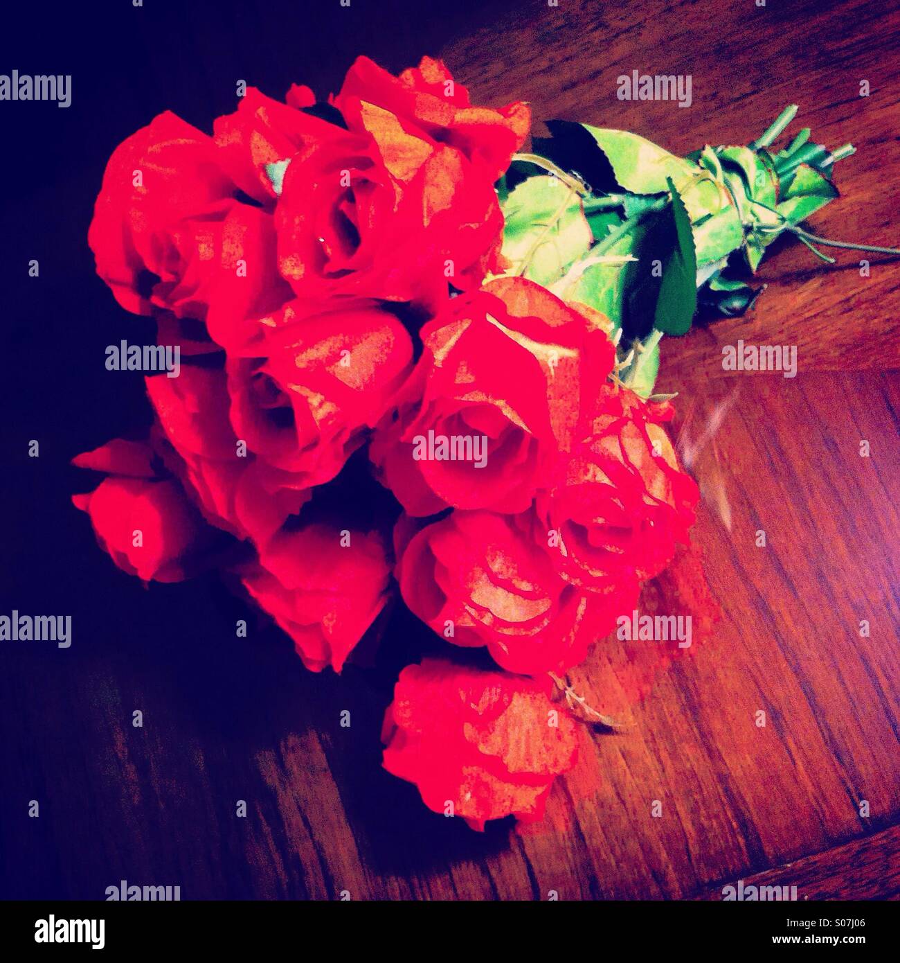 Strauß roter Rosen - Smartphone-aufgenommenes Stockfoto