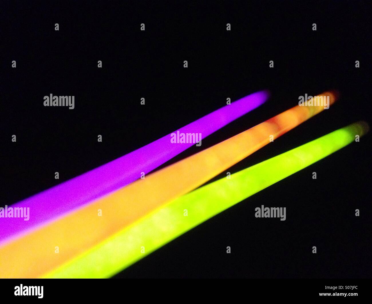 Farbige Neon Leuchtstäbe - Smartphone-aufgenommenes Stockfoto