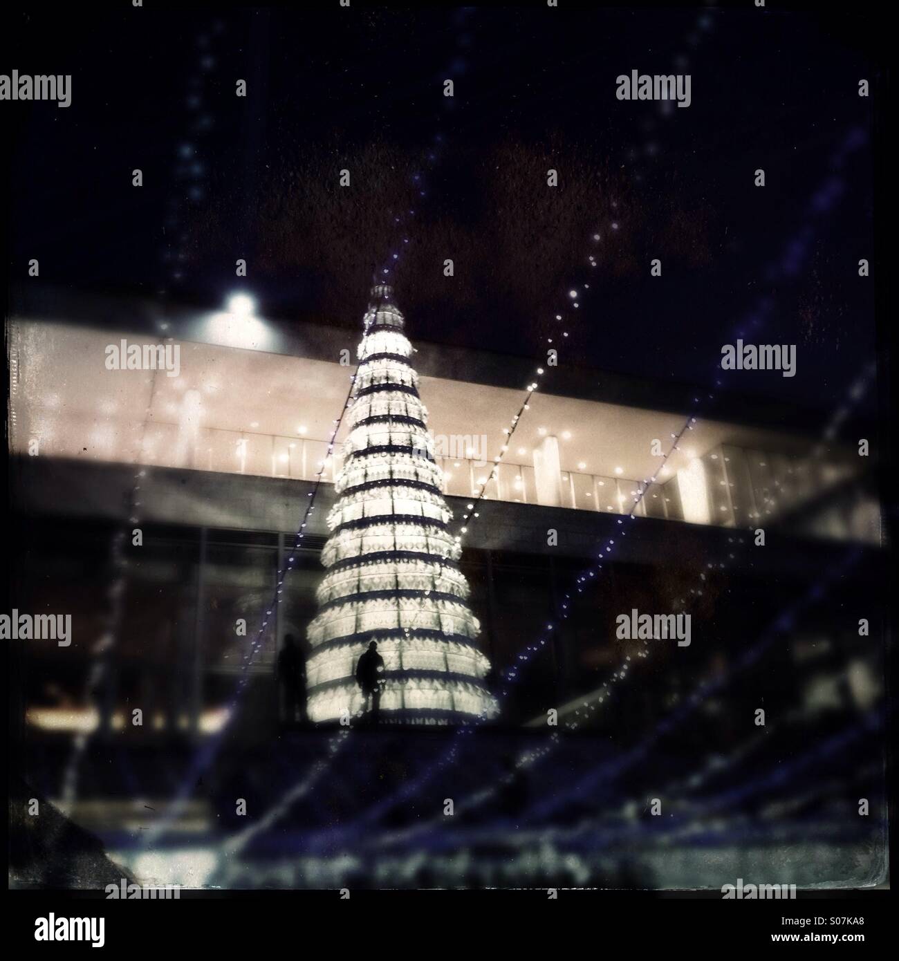 Weihnachtsbaum befindet sich vor der königlichen Featival Hall in London 2014 - Smartphone-aufgenommenes Stockfoto