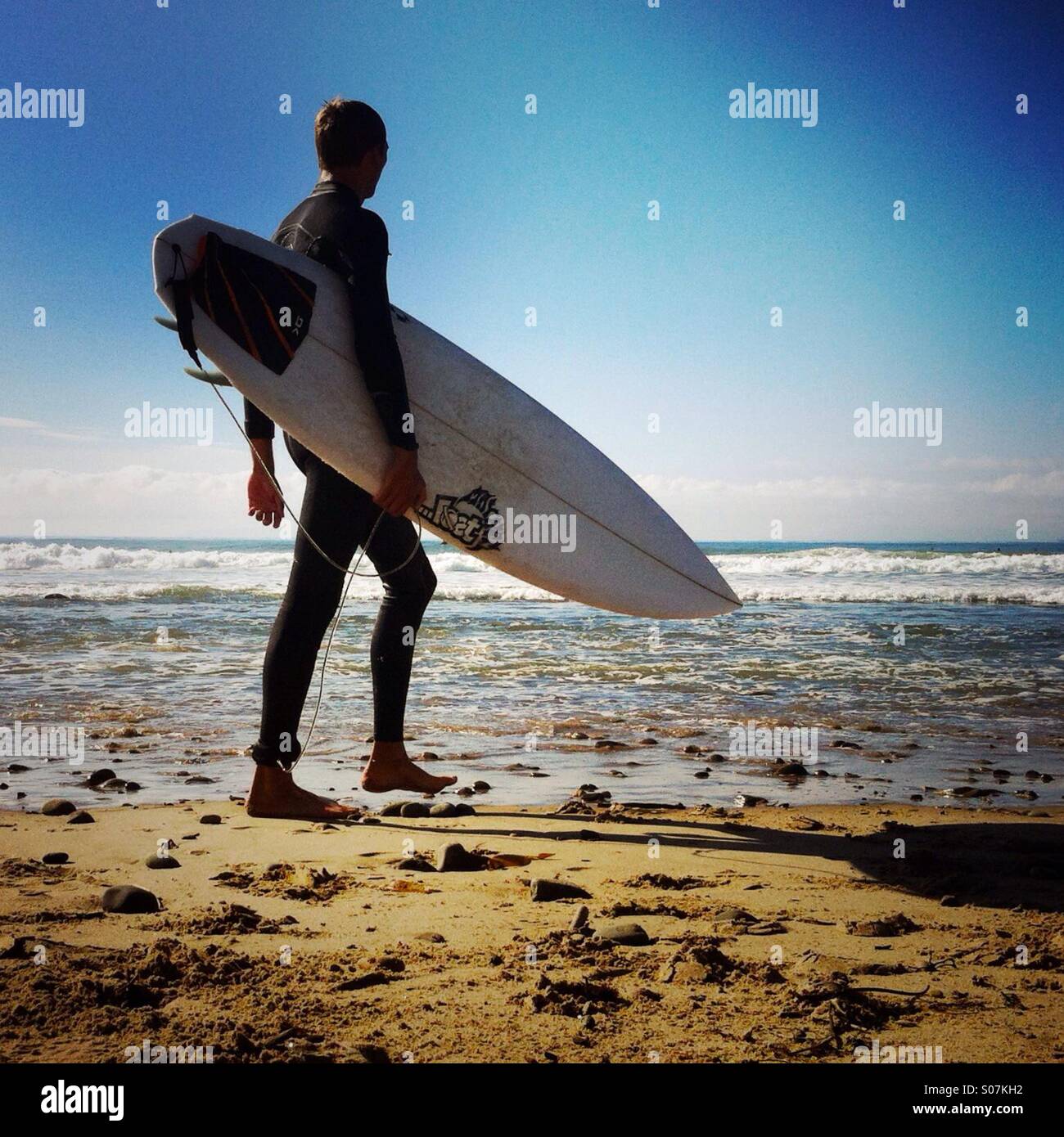 Eine Surfer geht bis zum Strand. Ventura Kalifornien USA. Stockfoto